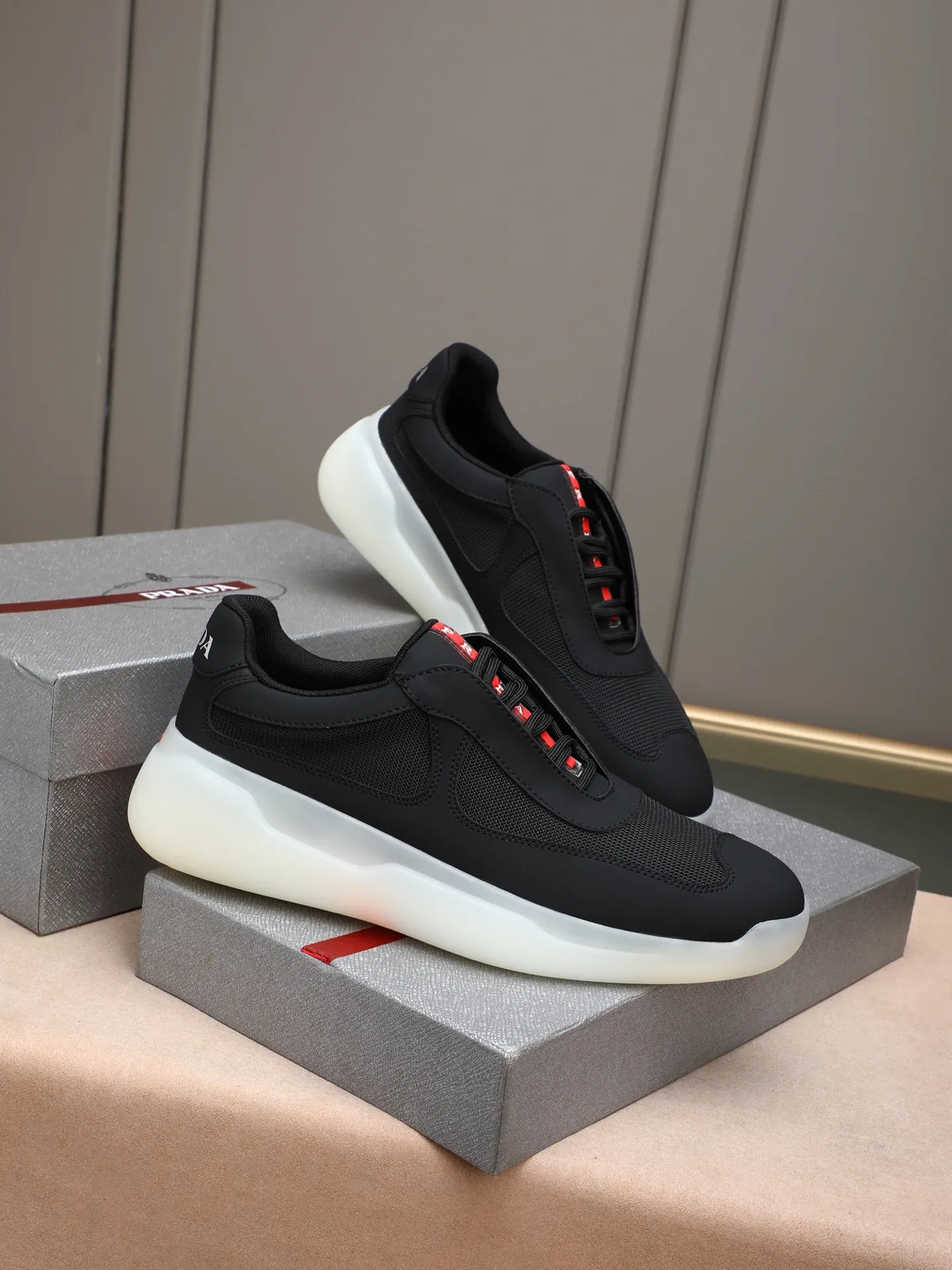 Men's shoes💰420 Prada/Prada sneakers👟! Low-top lace-up sports shoes, fashionable and elegant style. Made of top-layer cowhide leather spliced ​​with breathable mesh. Soft, comfortable and breathable. Logo lettering on the tongue. Finely crafted details. Lightweight foam sole, fashionable and versatile‼ ️size: 38-44 (45 customized